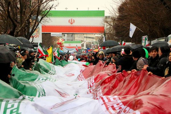 خلاقیت و نشاط دانش‌آموزی در غرفه‌های آموزش و پرورش در مسیر راهپیمایی ۲۲ بهمن