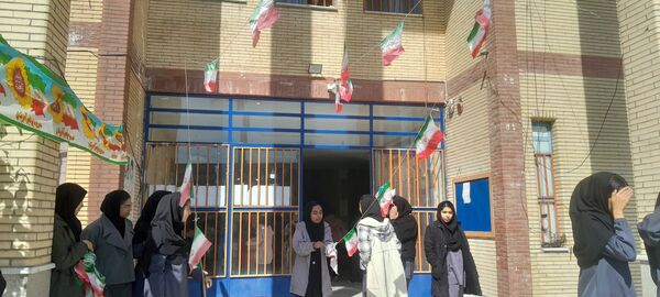 آموزشگاه فاطمیه جیرفت به استقبال «دهه فجر»