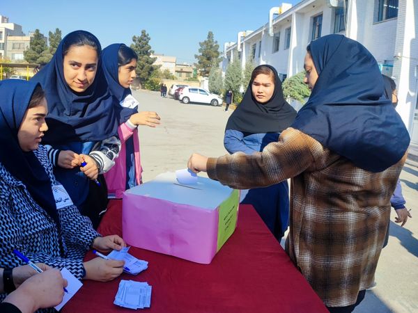 انتخابات شورای دانش‌آموزی در هنرستان مهدیزاده نیا