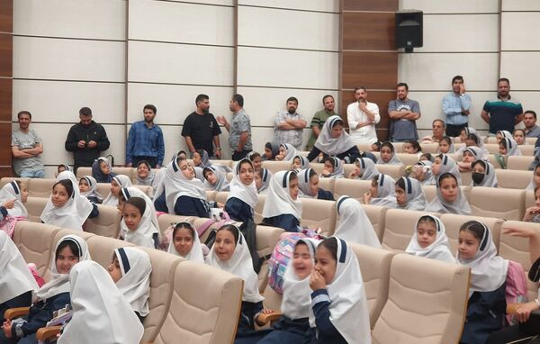 اجتماع 700 نفری پدران و دختران دانش آموز مدرسه علامه طباطبایی منطقه پردیس به مناسبت روز دختر
