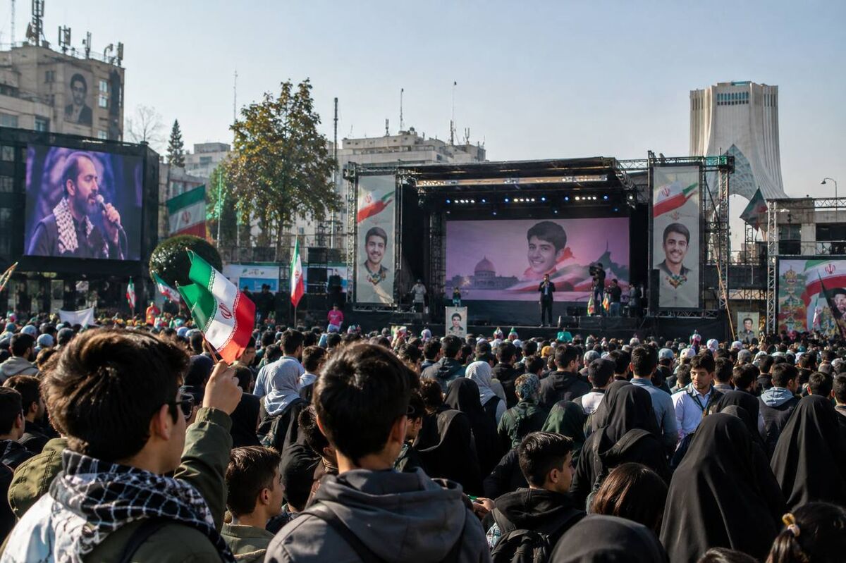 میدان انقلاب به وقت آرمان؛ روایت یک قرار بزرگ با حضور نسل نوجوان