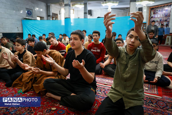 اعتکاف دانش‌آموزی در مسجد امام عصر (عج)