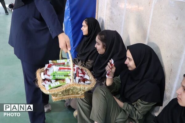 آغاز سال تحصیلی در دبیرستان فاطمه‌الزهرا(س) آشخانه با غبارروبی مزار شهدای گمنام 