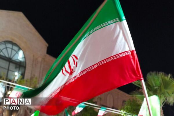 حضور دانش‌آموزان و کودکان بهارستانی در راهپیمایی شبانه «جنگ رمضان»