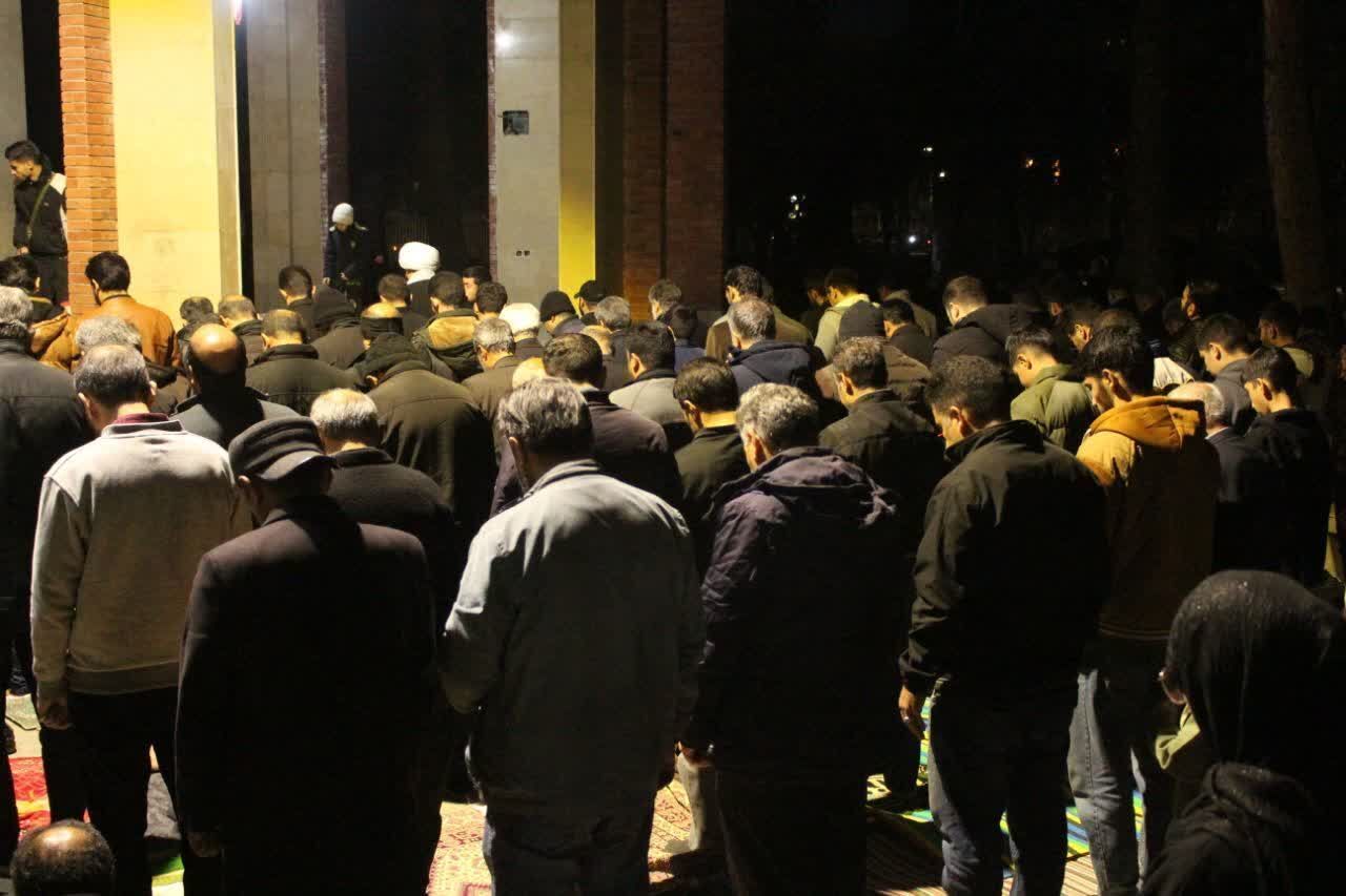 نماز استغاثه به امام زمان؛در کنار مزار شهید گمنام کرج اقامه شد