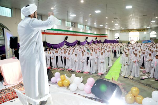  جشن تکلیف ۱۴۰۰ نفری دانش‌آموزان دختر شاهین شهری 
