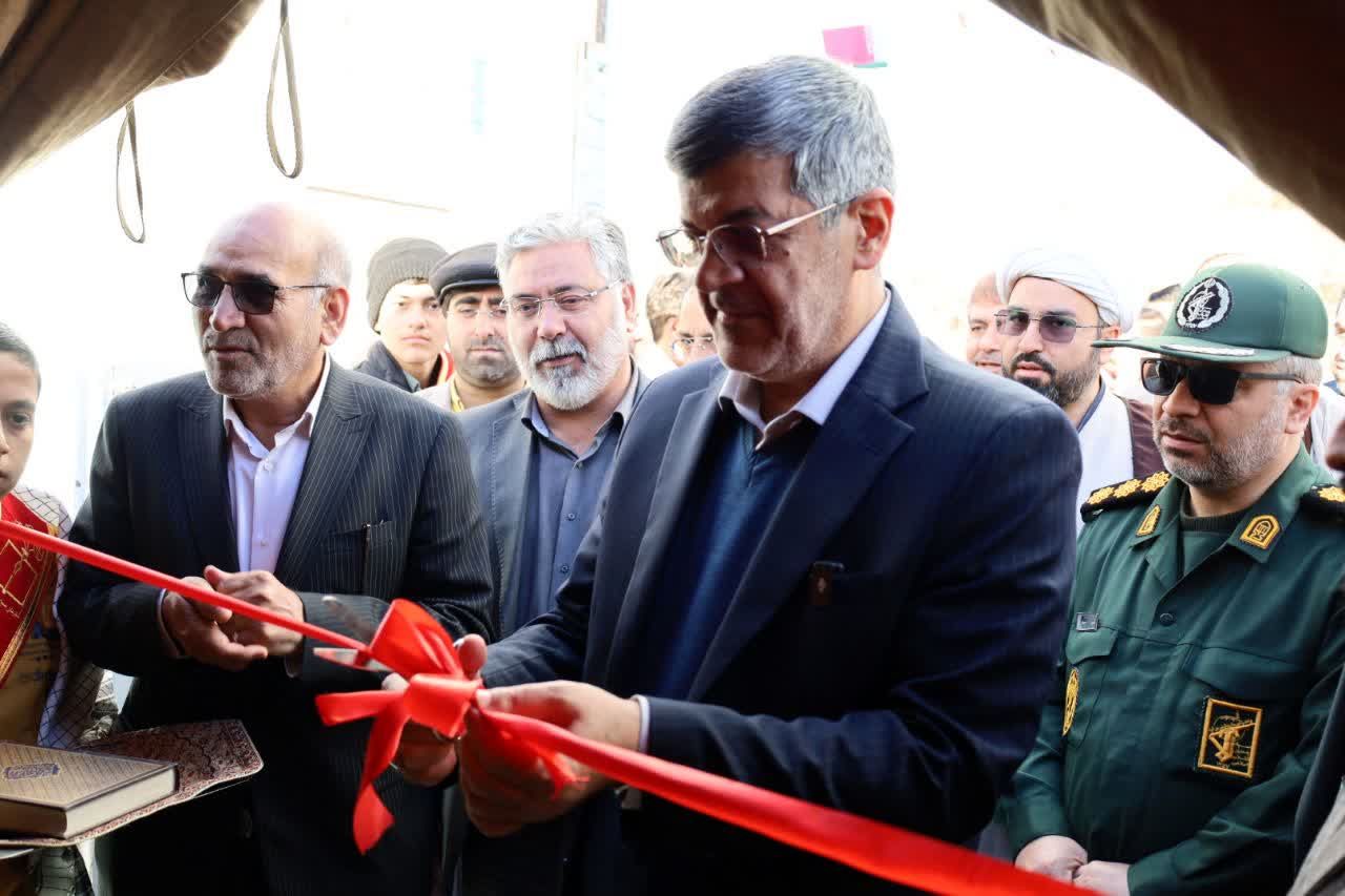 آیین نمادین نواختن «گلبانگ انقلاب اسلامی » در مدرسه احمد فتاحی ناحیه دو یزد