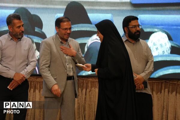 تجلیل از دانش آموزان برتر مسابقات قرآن و عترت و نماز در نجف آباد