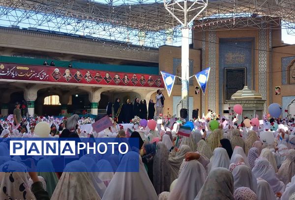 آیین تکلیف دختران دانش‌آموز قم در حرم حضرت معصومه(س)