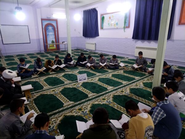 محفل انس با قرآن کریم در دبستان فضیلت کاشمر 