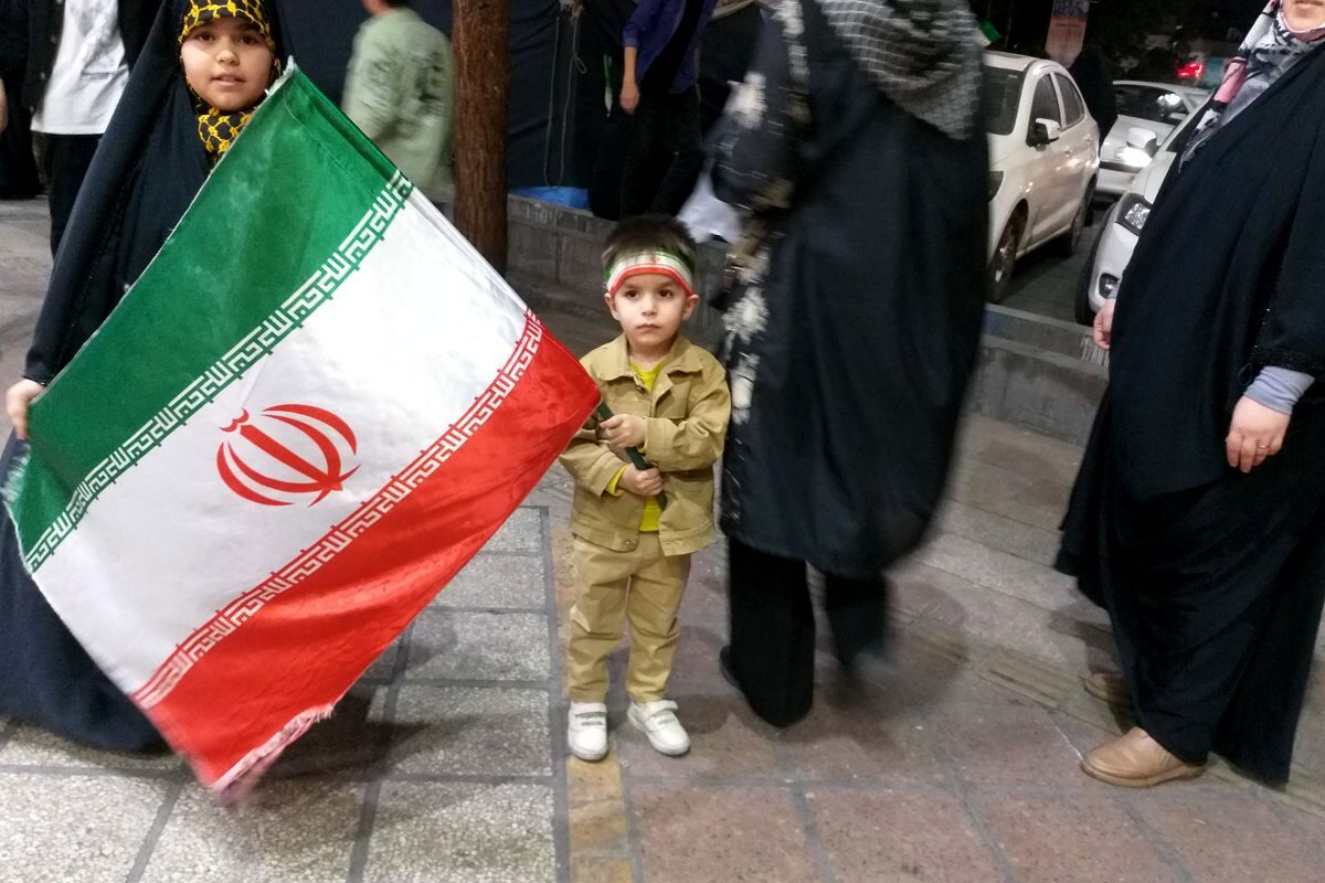 راهپیمایی مردم اندیشه فاز یک در مقابل مسجد امام جعفر صادق 