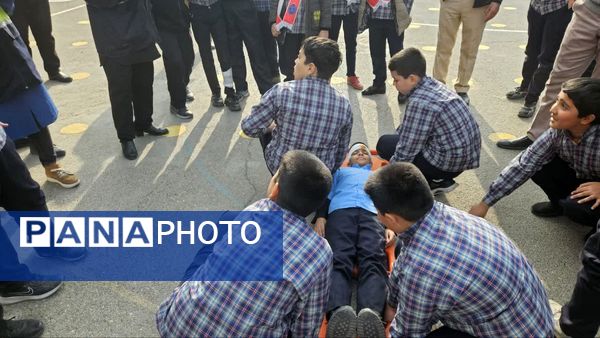 مانور زلزله در دبستان شهید رحیمی ناحیه۱