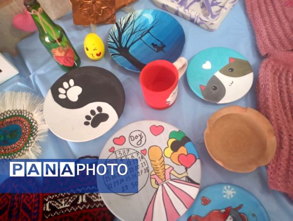 نمایشگاه هفته ماها در مدرسه فضیلت فاروج