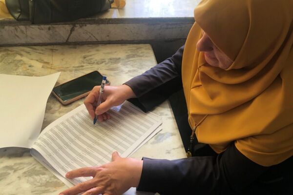 گرامیداشت دانش‌آموزان جنگ ۱۲ روزه با اهدای کتاب «از ایرانمان دفاع می‌کنیم»