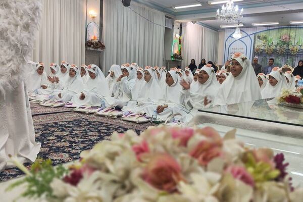 حضور دختران دبستان حکمت نبوی ناحیه دو شهرری در مراسم جشن عبادت