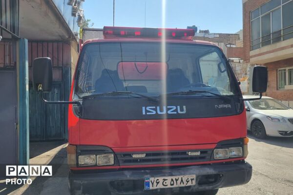 مانور آتش‌نشانی در دبیرستان شهیده بنت‌الهدی صدر