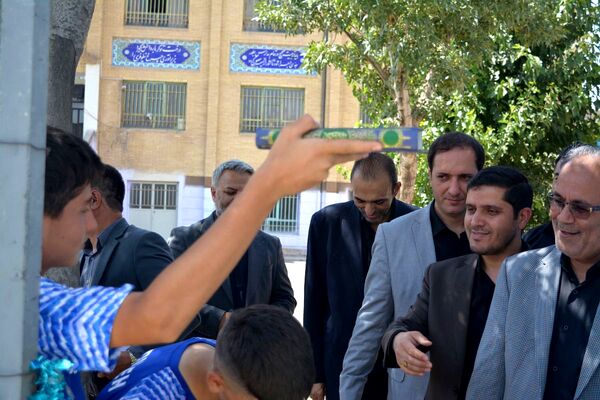 برگزاری آیین افتتاحیه زمین چمن مصنوعی هنرستان صنعت پژوهشان و مدرسه سردار سلیمانی بهارستان ۲