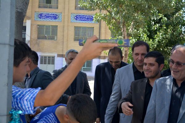 برگزاری آیین افتتاحیه زمین چمن مصنوعی هنرستان صنعت پژوهشان و مدرسه سردار سلیمانی بهارستان ۲