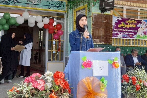 جشن جوانه‌ها و مراسم آغاز پایه هفتم در دبیرستان دخترانه فاطمه الزهرا در شهرستان فیروزکوه