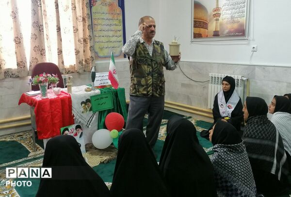 روایتگری جانباز جنگ تحمیلی در دبیرستان حاج مهدی روحانی ارغا شهرستان خلیل آباد
