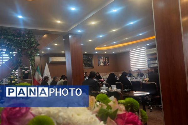 نشست هم‌اندیشی معاونین آموزش متوسطه در اداره رباط‌کریم