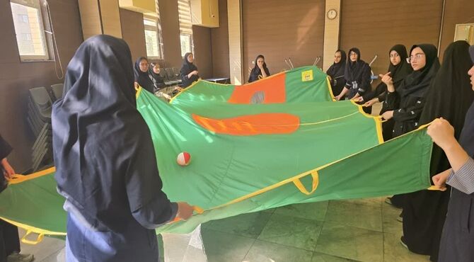 کارسوق بازی‌های محیطی در دبیرستان فرزانگان امین۲ اصفهان