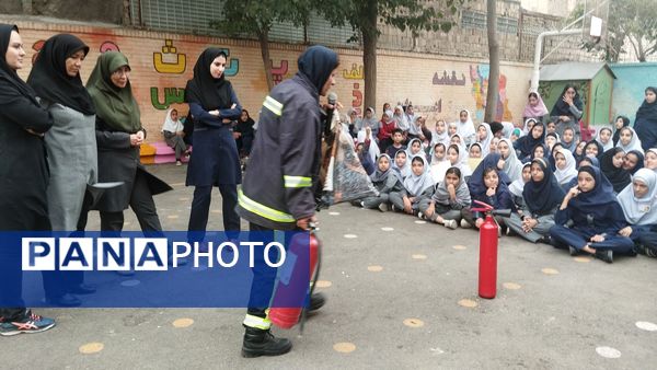 برنامه آموزشی اطفا حریق در مدرسه مهندس رحمانی فرد مشهد
