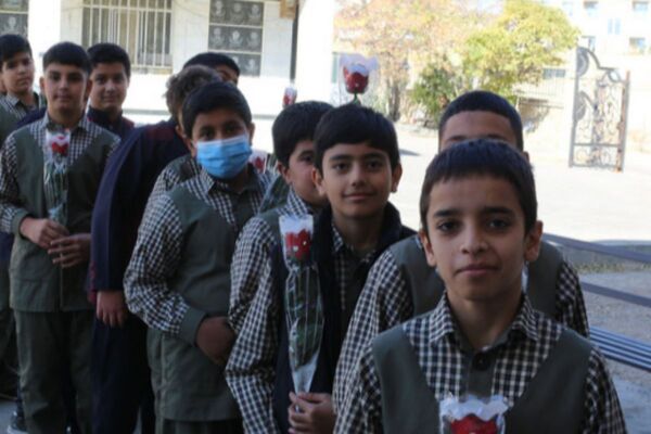 مدرسه باقرالعلوم (ع) فیروزکوه میزبان مراسم پرشور گلباران مزار شهدا با حضور مسئولان شد