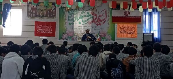شادی دانش‌آموزان راه ایمان قلعه‌گنج در جشن ولادت حضرت علی‌اکبر(ع)