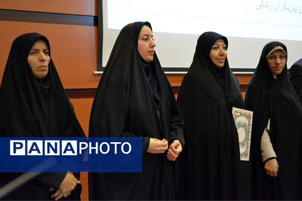 آیین تجلیل از برگزیدگان حوزه مشاوره و پیشگیری از آسیب‌های اجتماعی بهارستان‌دو