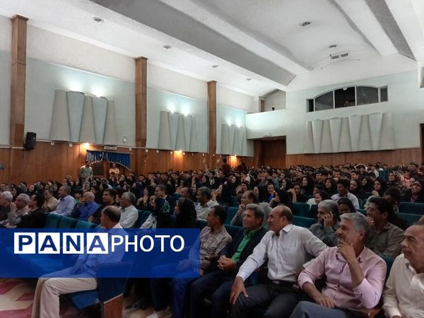 جشن پایان سال تحصیلی در دبیرستان نمونه دولتی آیت الله خامنه ای کاشمر