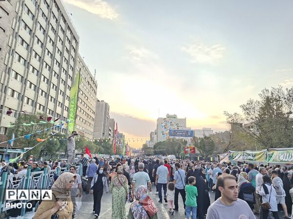 تهران در جشن بزرگ «امت احمد» به استقبال میلاد پیامبر(ص) و امام صادق (ع) رفت
