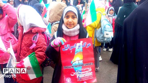 حضور دانش‌آموزان با کوله‌پشتی به یاد همکلاسی‌های مینابی در روز جهانی قدس همدان