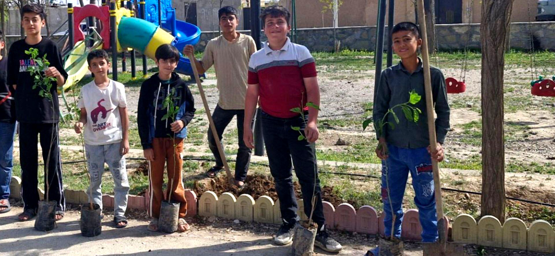 از خون ایثار تا سبزیِ امید؛ غرس ۶۰۰ درختِ نام‌دار در دلِ فیض‌آباد
