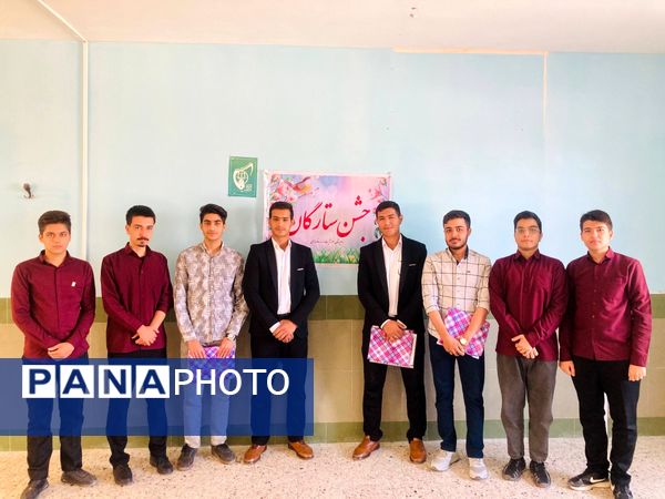  از دانش‌آموزان برتر کنکور در «جشن ستارگان» دبیرستان نمونه آیت‌الله خامنه‌ای تجلیل شد 