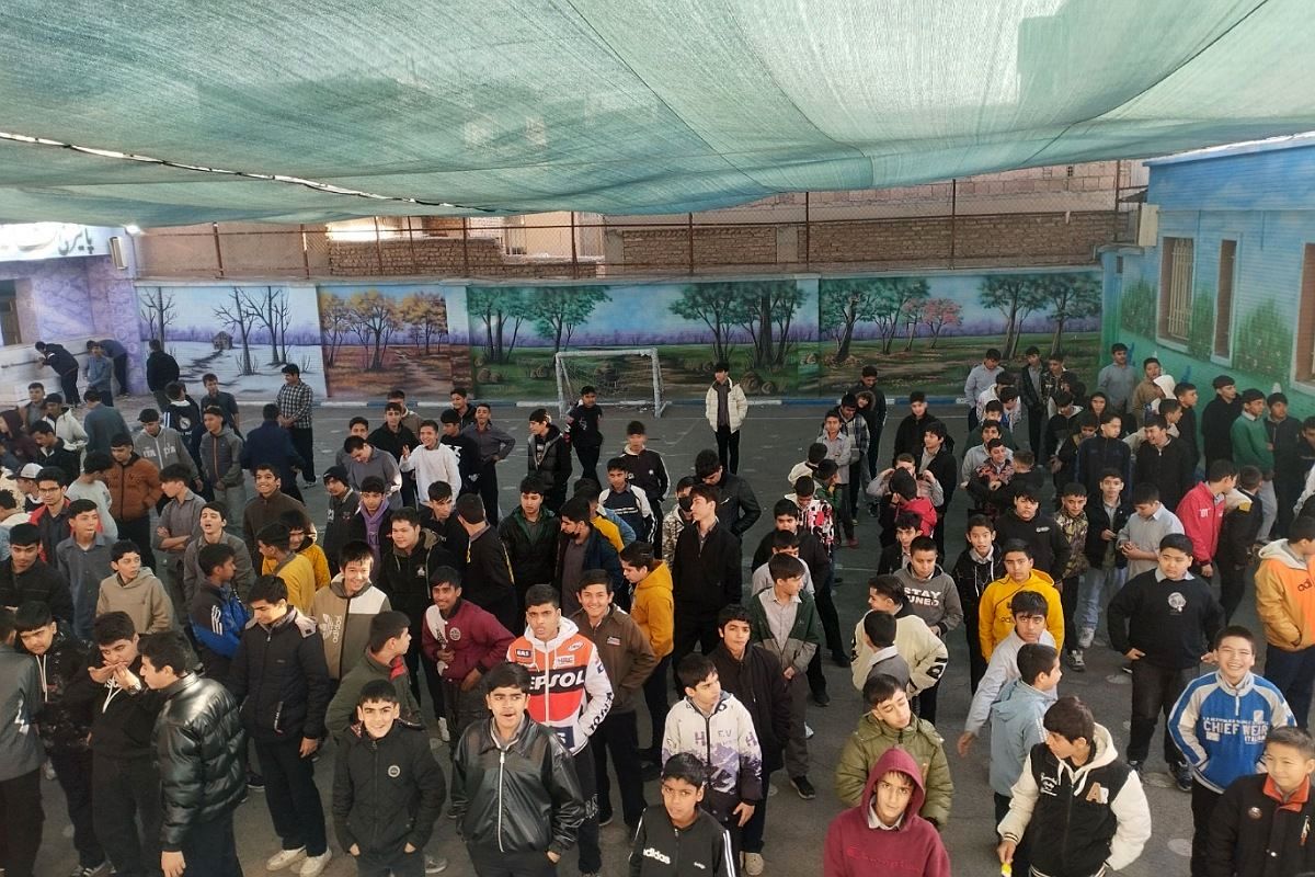 جشن آغاز دهه فجر در دبیرستان شهید احمدی روشن 