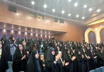 تکریم مقام معلم باید در جامعه فراگیر شود/ معلمان باید قدر جایگاه خود را بدانند چون آینده ایران اسلامی را می‌سازند
