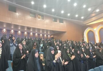 تکریم مقام معلم باید در جامعه فراگیر شود/ معلمان باید قدر جایگاه خود را بدانند چون آینده ایران اسلامی را می‌سازند