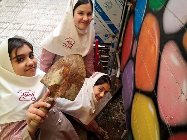 روز درختکاری متفاوت در دبستان ارمغان هستی ناحیه 3 کرج