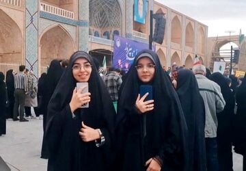 مردم یزد تولد ۴۷ سالگی انقلاب را جشن گرفتند