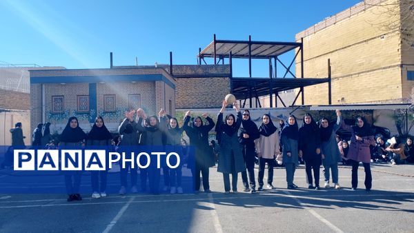 آیین نواختن زنگ انقلاب در دبیرستان حضرت معصومه(س) شهرستان خلیل‌آباد 