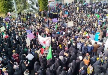 گفت و گو دانش آموز خبرنگاران پانا با دانش آموزان شرکت کننده در راهپیمایی ۲۲بهمن 