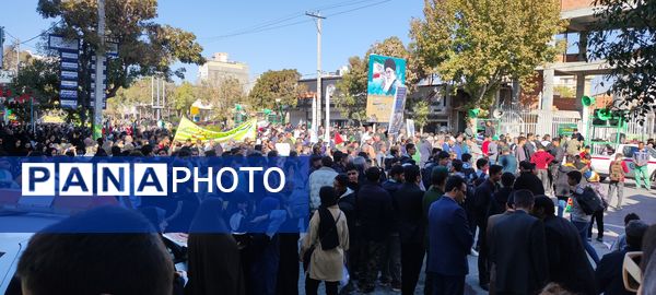 حضور دانش‌آموزان دبستان مبین شیروان در راهپیمایی ۱۳ آبان