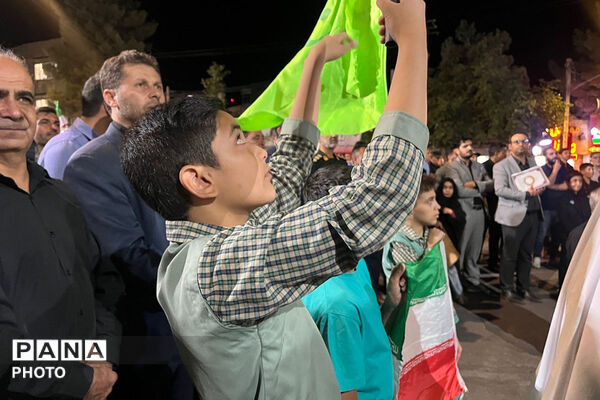 میان دانش‌آموزان و رهبر شهید پیمان جاودانه با نوای سرود رقم خورد