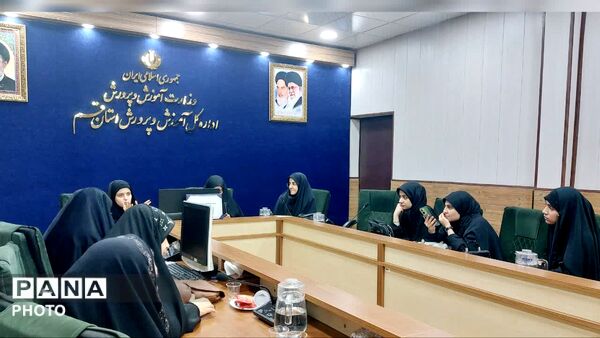 نشست هم‌اندیشی مجمع و شورای دانش‌آموزی دختران استان قم 