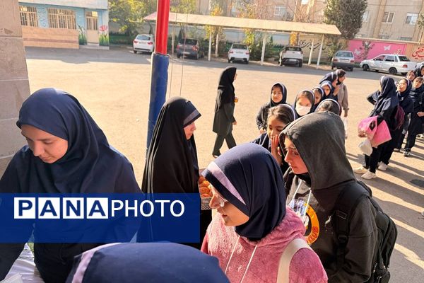 تقدیر از خانواده شهید خلبان علی بلورخانی در دبیرستان استعدادهای درخشان فرزانگان شهریار 