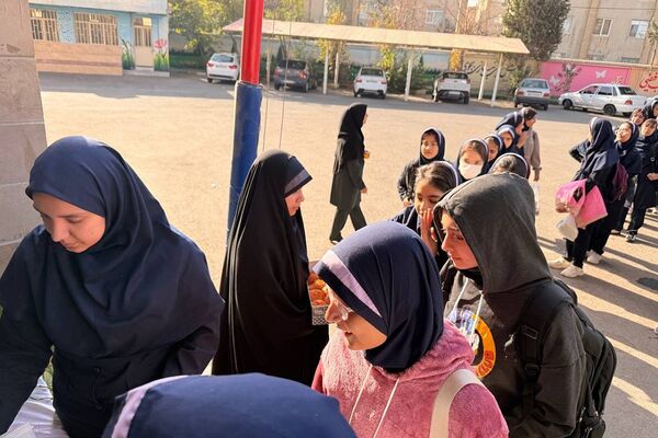 تقدیر از خانواده شهید خلبان علی بلورخانی در دبیرستان استعدادهای درخشان فرزانگان شهریار 