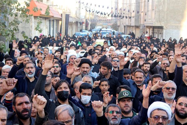 جلوه‌هایی از حضور نوجوانان در مراسم تشییع و خاکسپاری شهدای گمنام