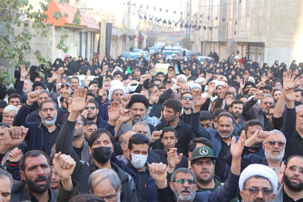 جلوه‌هایی از حضور نوجوانان در مراسم تشییع و خاکسپاری شهدای گمنام