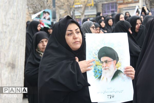 اجتماع مردم شهید پرور شهرستان فاروج در میدان رضوی در پی شهادت آیت الله العظمی امام خامنه‌ای (رضوان الله تعالی علیه) 
